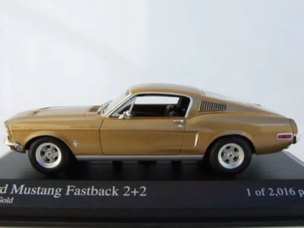 ford-mustang-fastback-gold003.webp