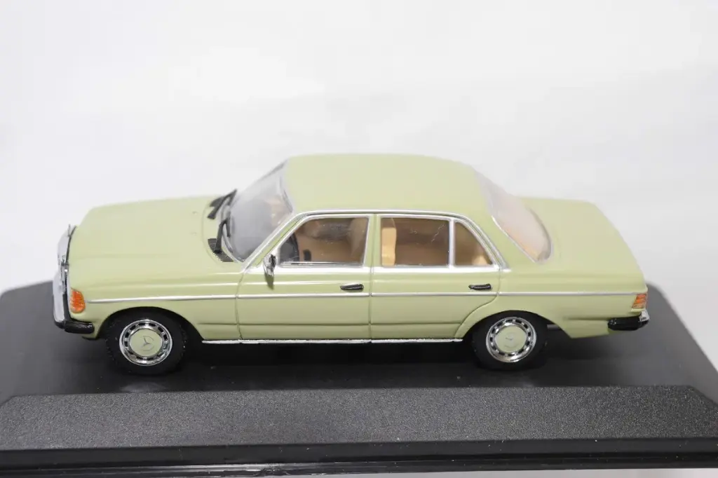 Minichamps Mercedes Benz 230 E 1976-85 green 1/43 Seminuevo