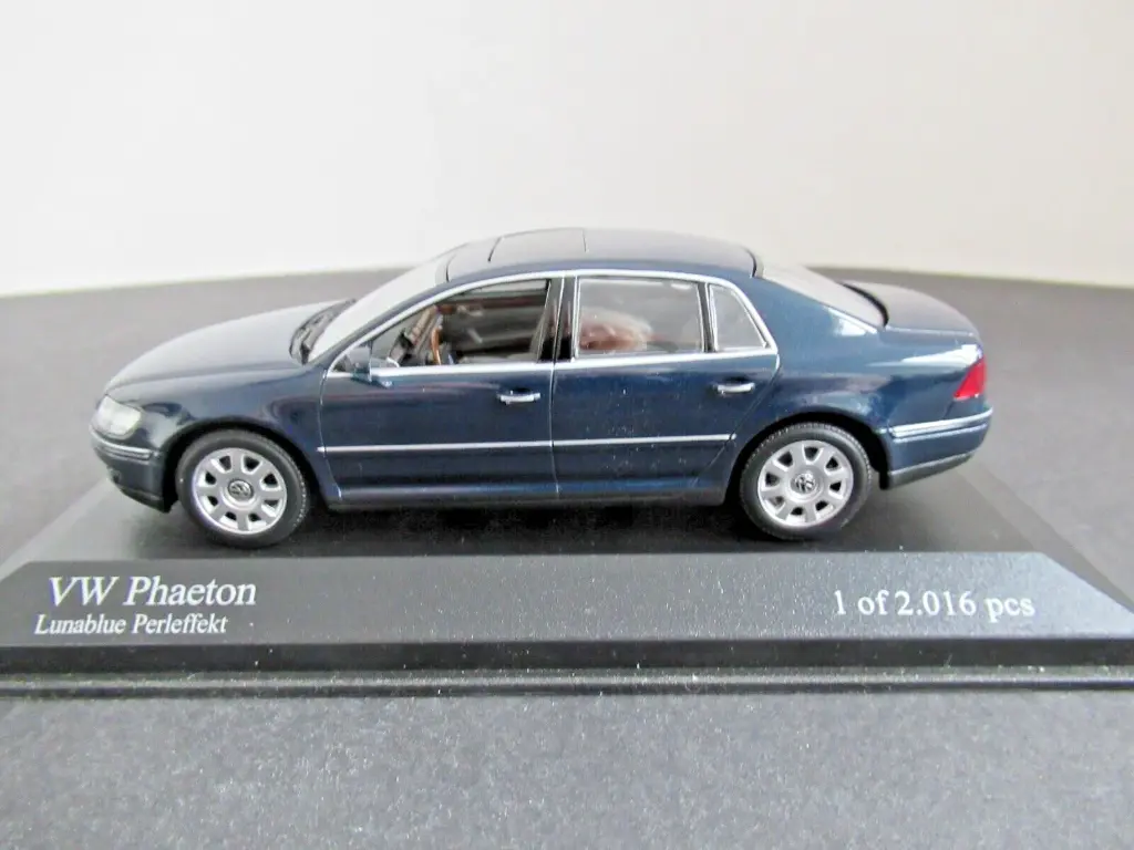 Minichamps VW Phaeton 2002 Subergine metallic 1/43 Seminuevo