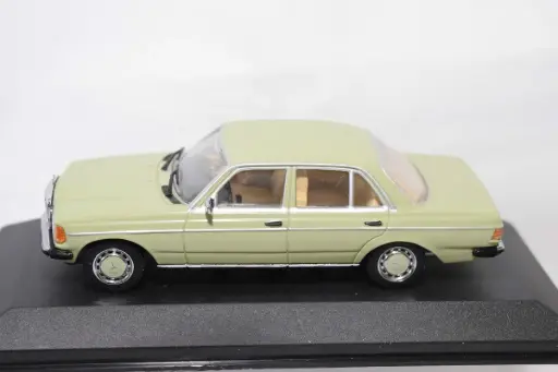 [430 032204] Minichamps Mercedes Benz 230 E 1976-85 green 1/43 Seminuevo